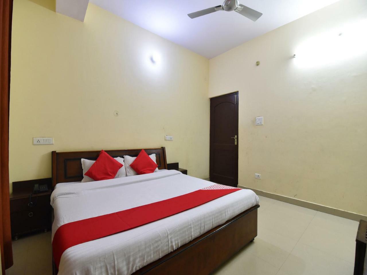 Oyo 28027 Hotel Dhruv Mandi Luaran gambar