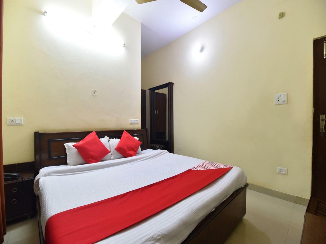 Oyo 28027 Hotel Dhruv Mandi Luaran gambar
